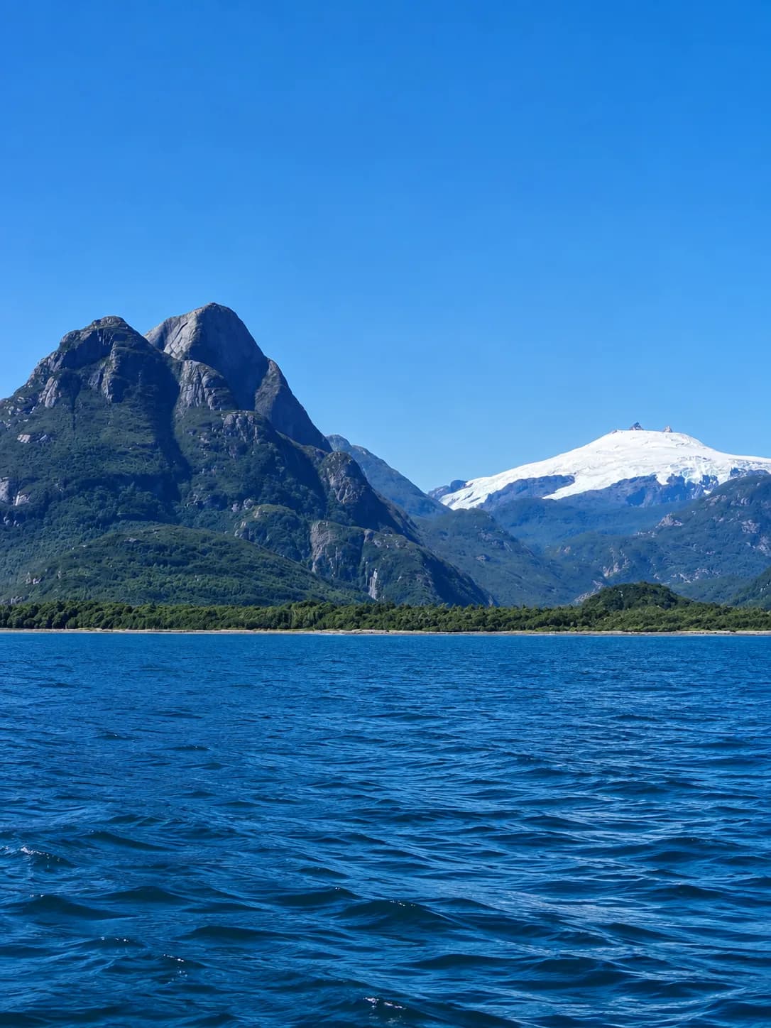 Montaña y cumbre nevada vistas desde el mar, sector Chonos Norte Cordillera