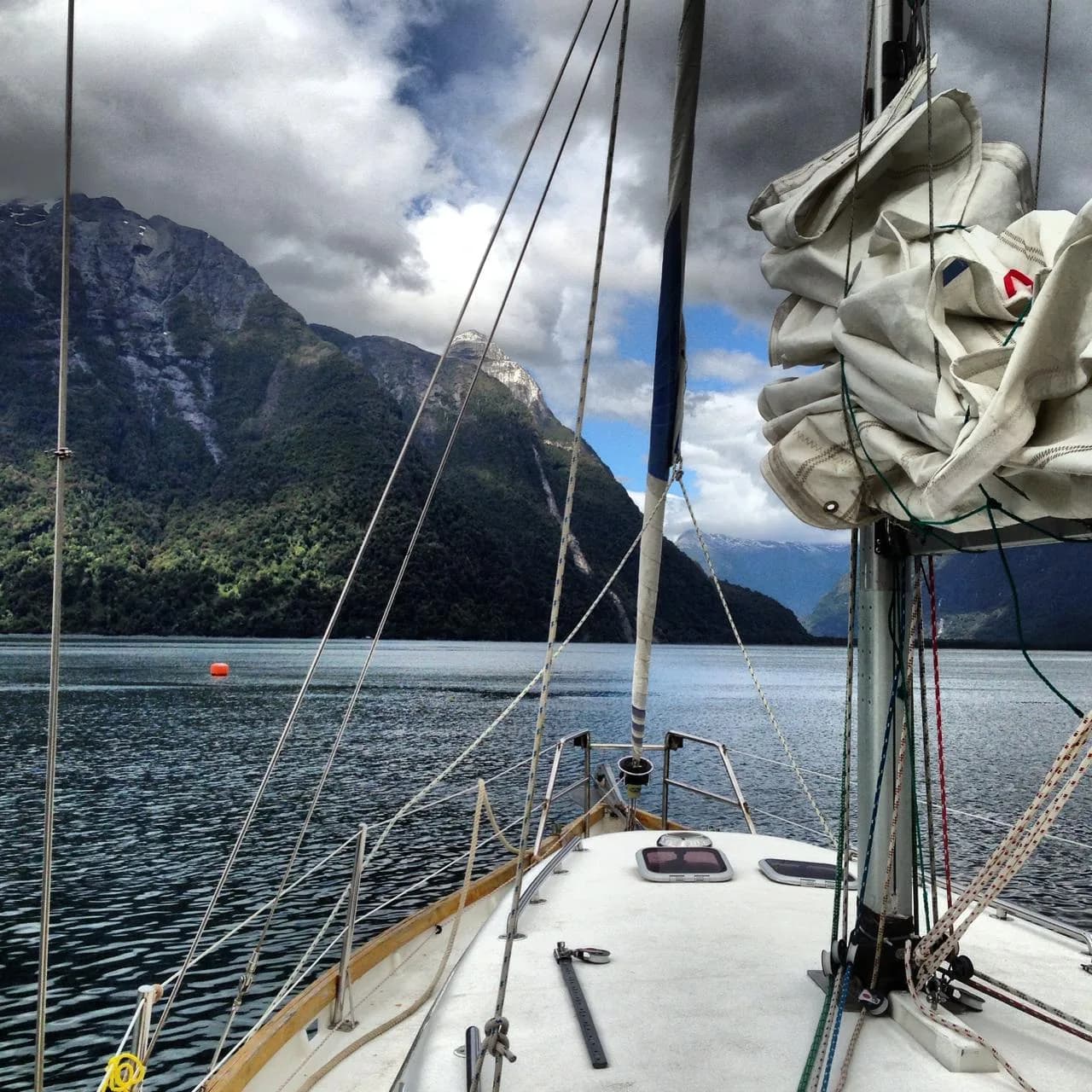Vista del Fiordo Comau desde la embarcación, Los Lagos