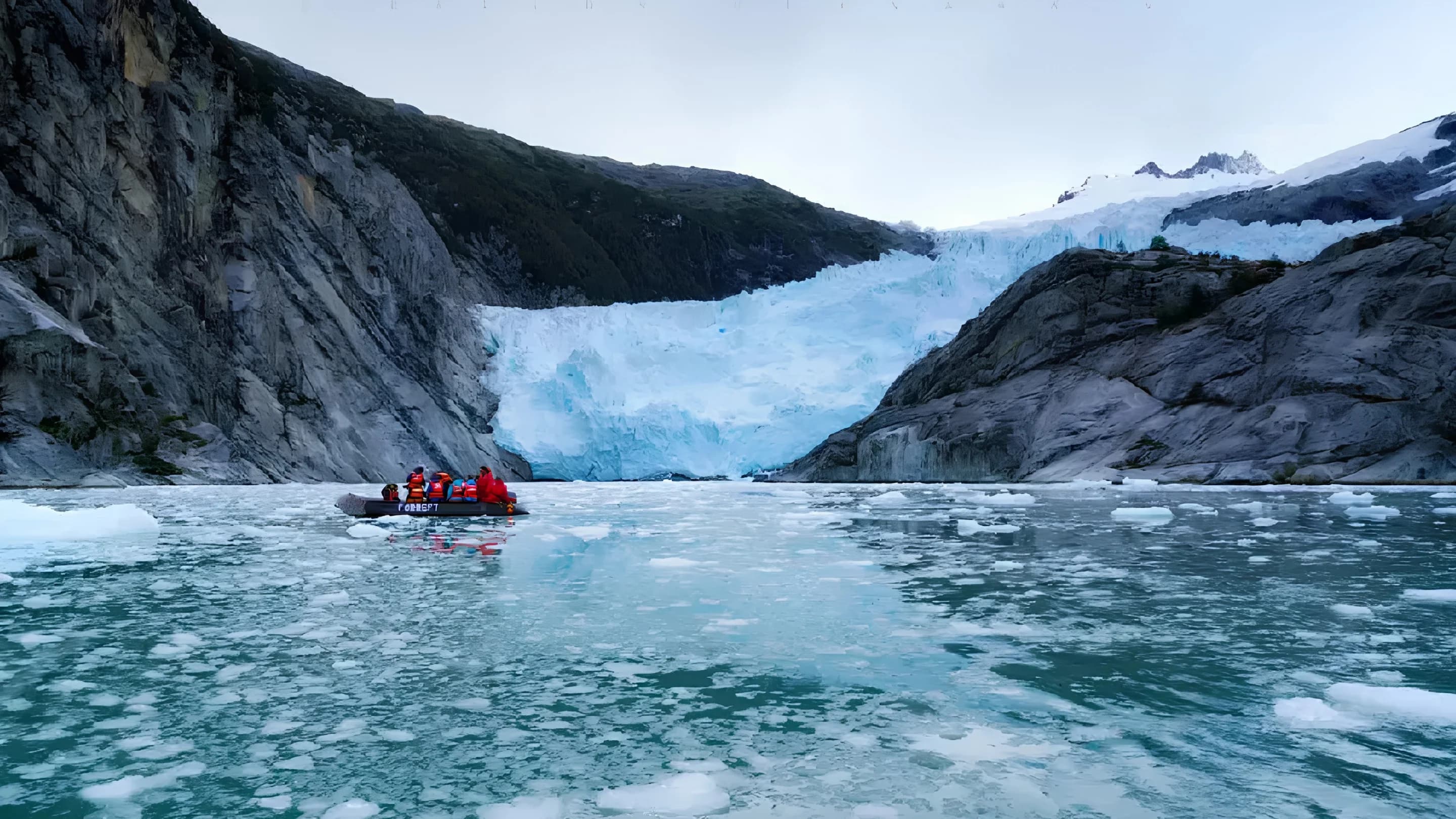 Aguas del Estrecho de Magallanes con viento y cielo dinámico