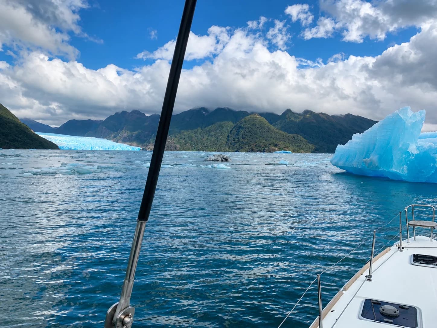 Iceberg y frente glaciar visto desde la proa de una embarcación en Aysén