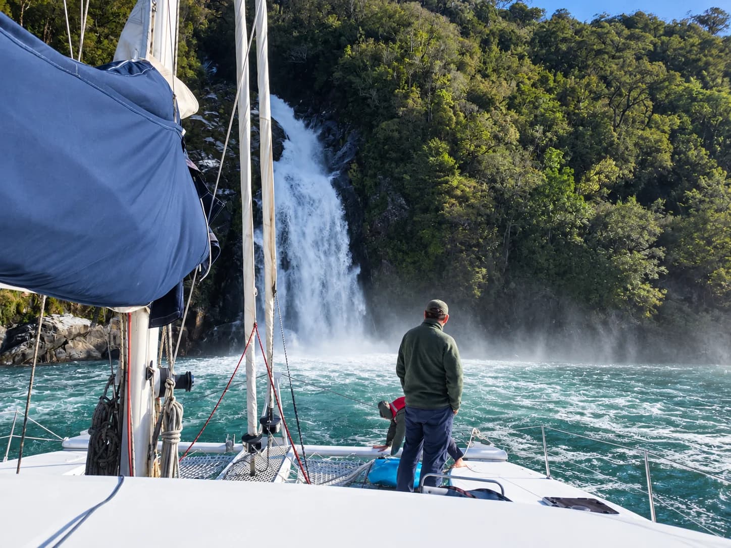 Catamarán aproximándose a una cascada en un fiordo del archipiélago de Chiloé