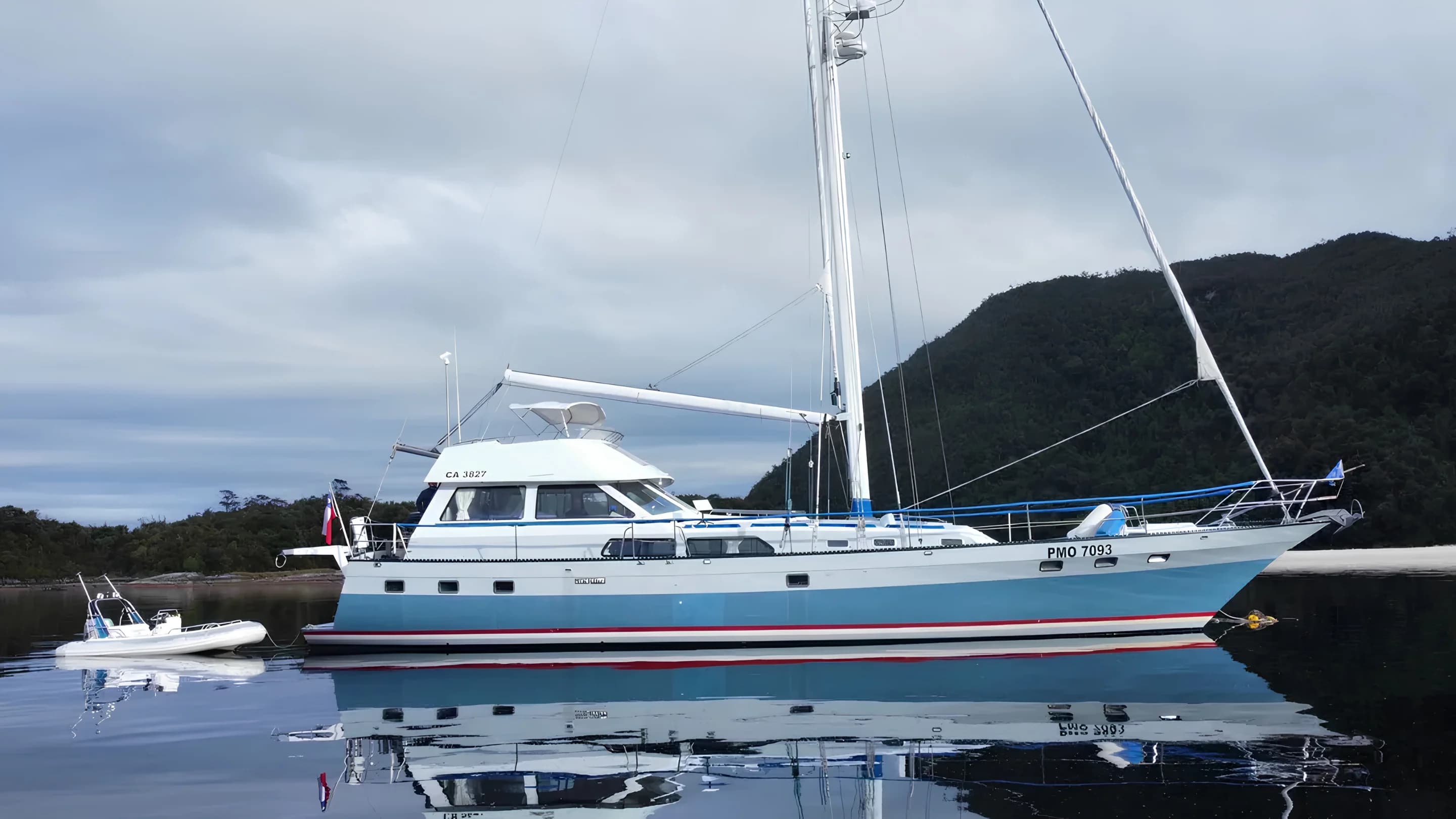 Embarcación de Western Patagonia navegando en un canal patagónico