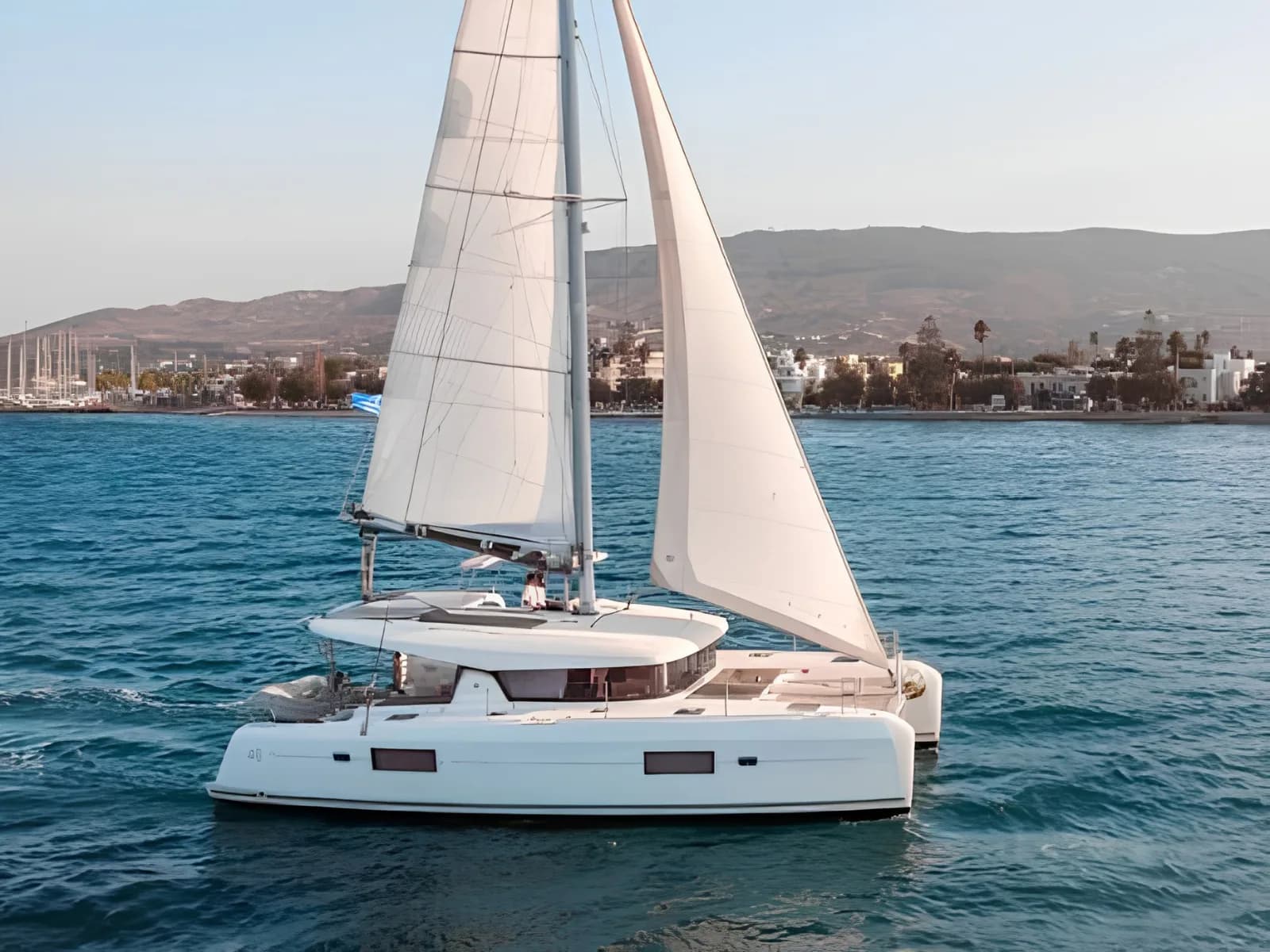 Catamarán Lagoon 42' (foto de referencia del modelo, off-territory — PROVISIONAL)