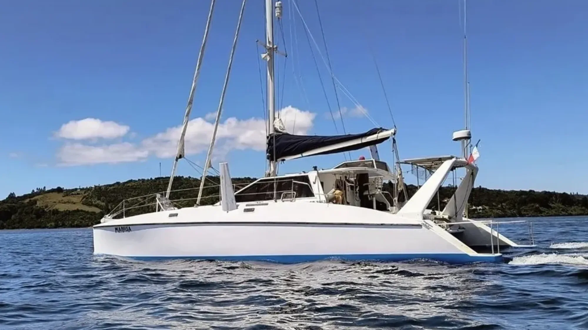 Catamarán navegando en canales del sur de Chile