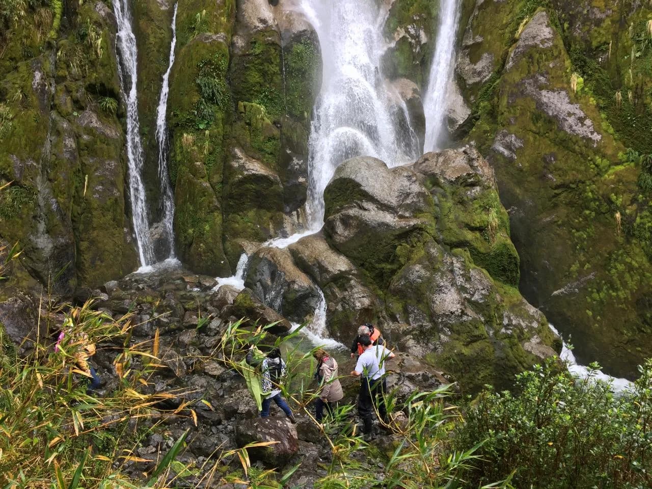 Charter privado Western Patagonia — grupo acercándose a una cascada de gran caudal
