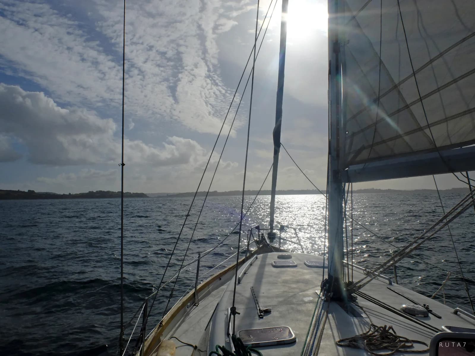 Charter privado Western Patagonia — navegando de cara al sol