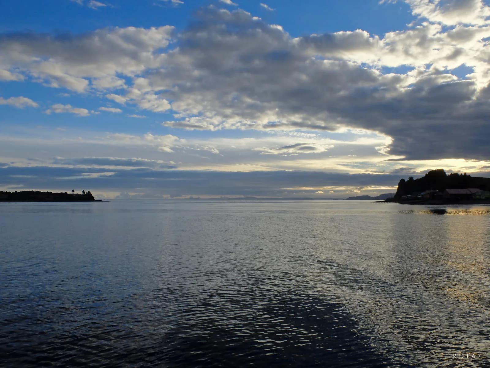 Charter privado Western Patagonia — bahía en calma al atardecer