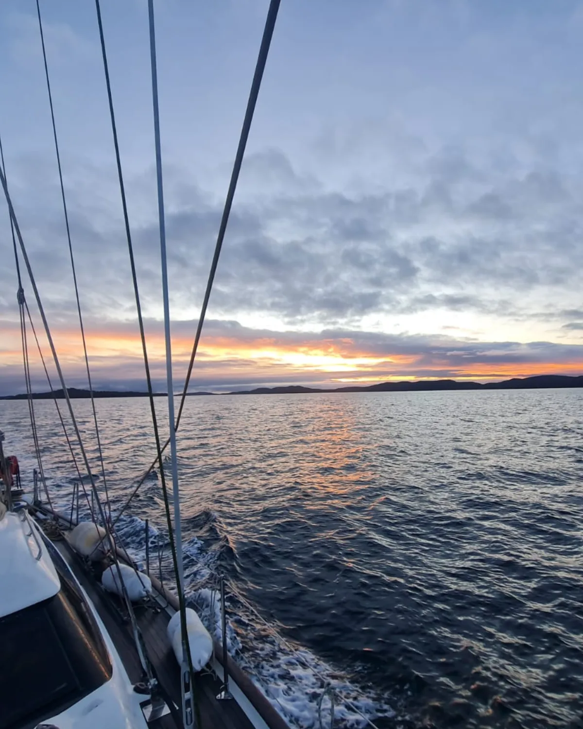 Charter privado Western Patagonia — atardecer en canal