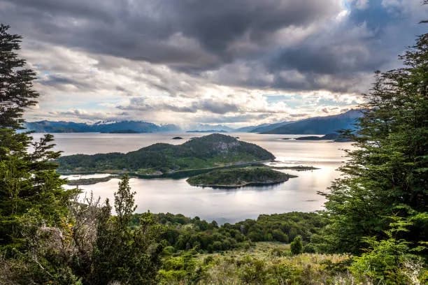 Vista aérea de islas y canales en la Patagonia, bajo un cielo nublado