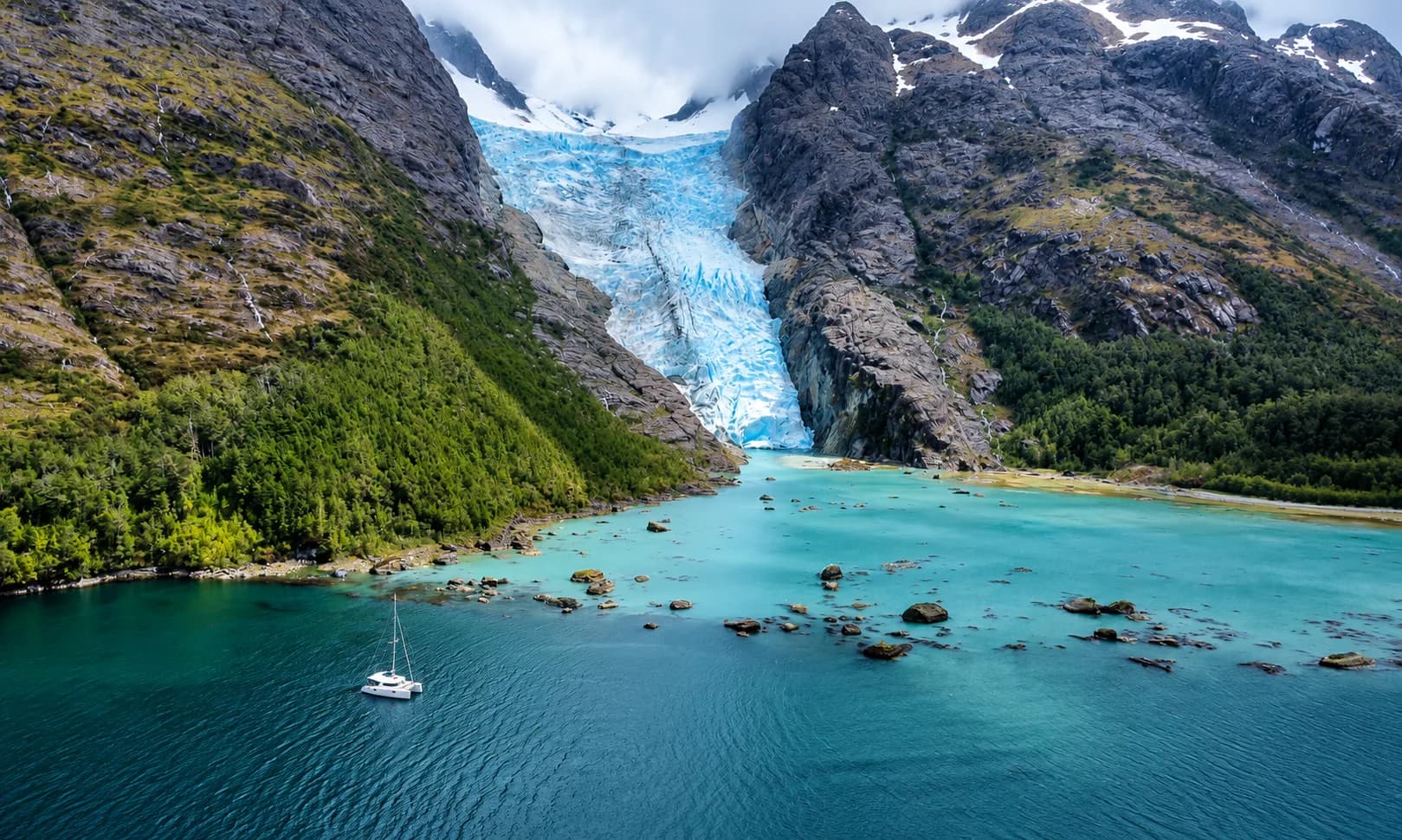 Fiordos y glaciares australes de Magallanes, vistos desde el mar