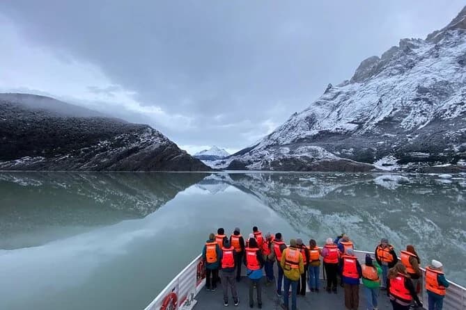 Icebergs azules flotando en el Lago Grey frente al glaciar