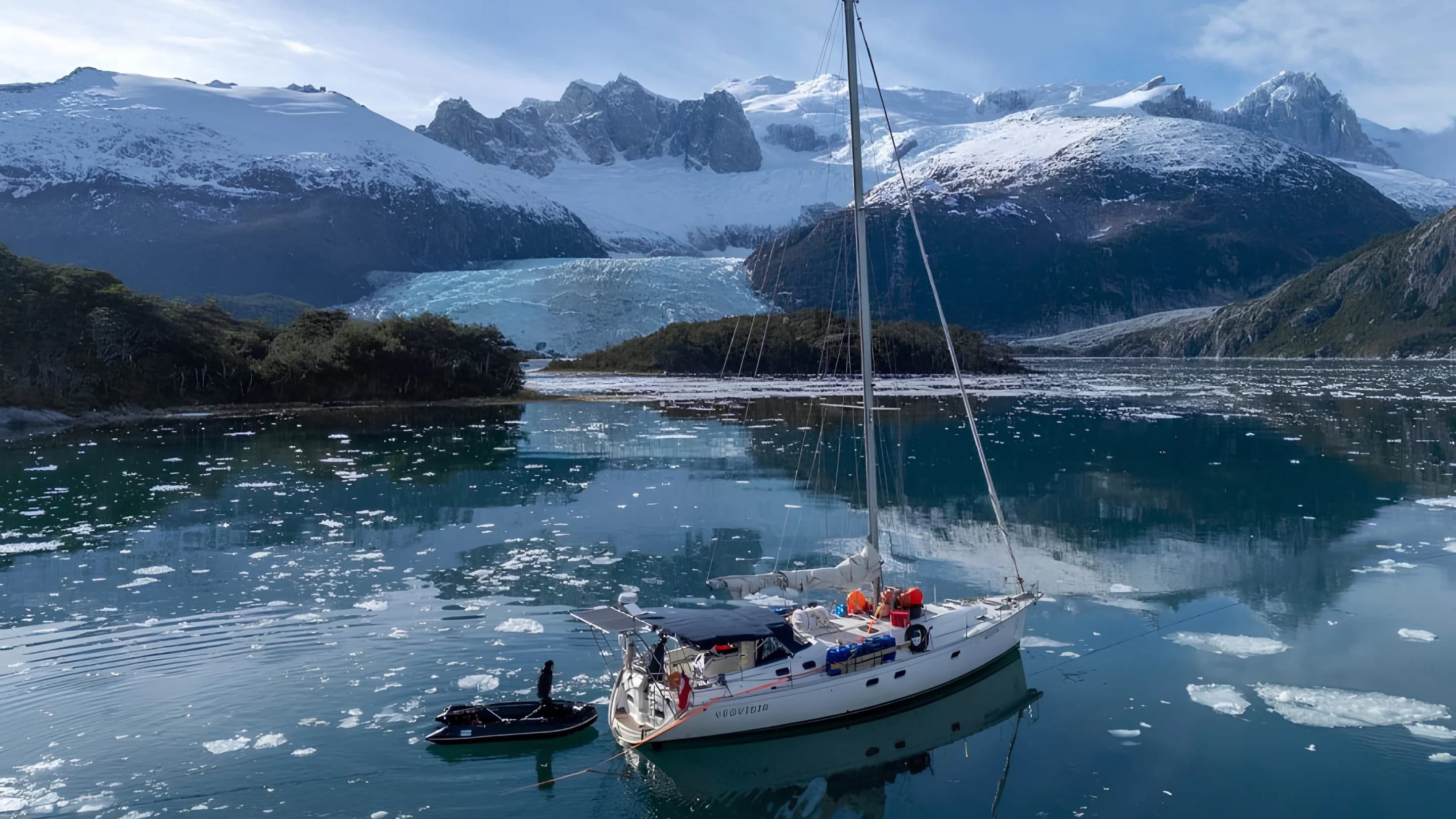 Velero fondeado frente a un glaciar, región de Aysén
