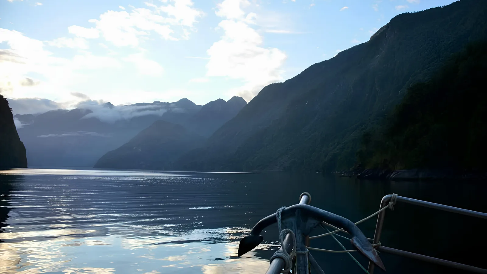 Fiordo patagónico en Los Lagos visto desde una embarcación, entre montañas boscosas